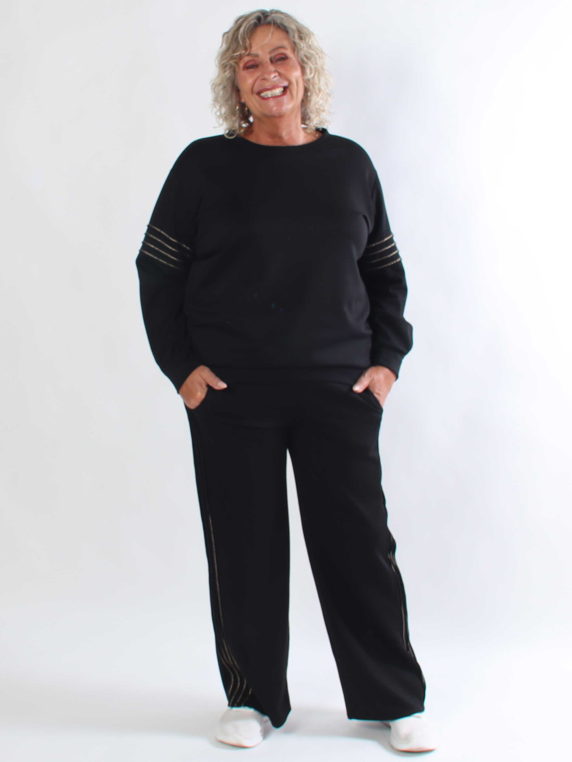 Dream - Blødeste plus size joggingsæt i viskose med elegante gulddetaljer
